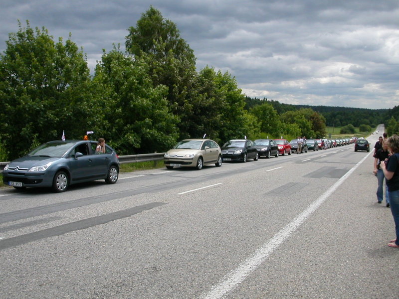 Citroeni jdou, v ad za sebou...