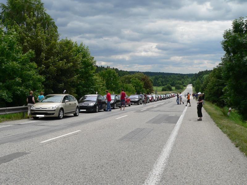 V ad za sebou Citroeni jedou, jedou stle cestou necestou. Antnkami mavaji a sv motrky naladj.